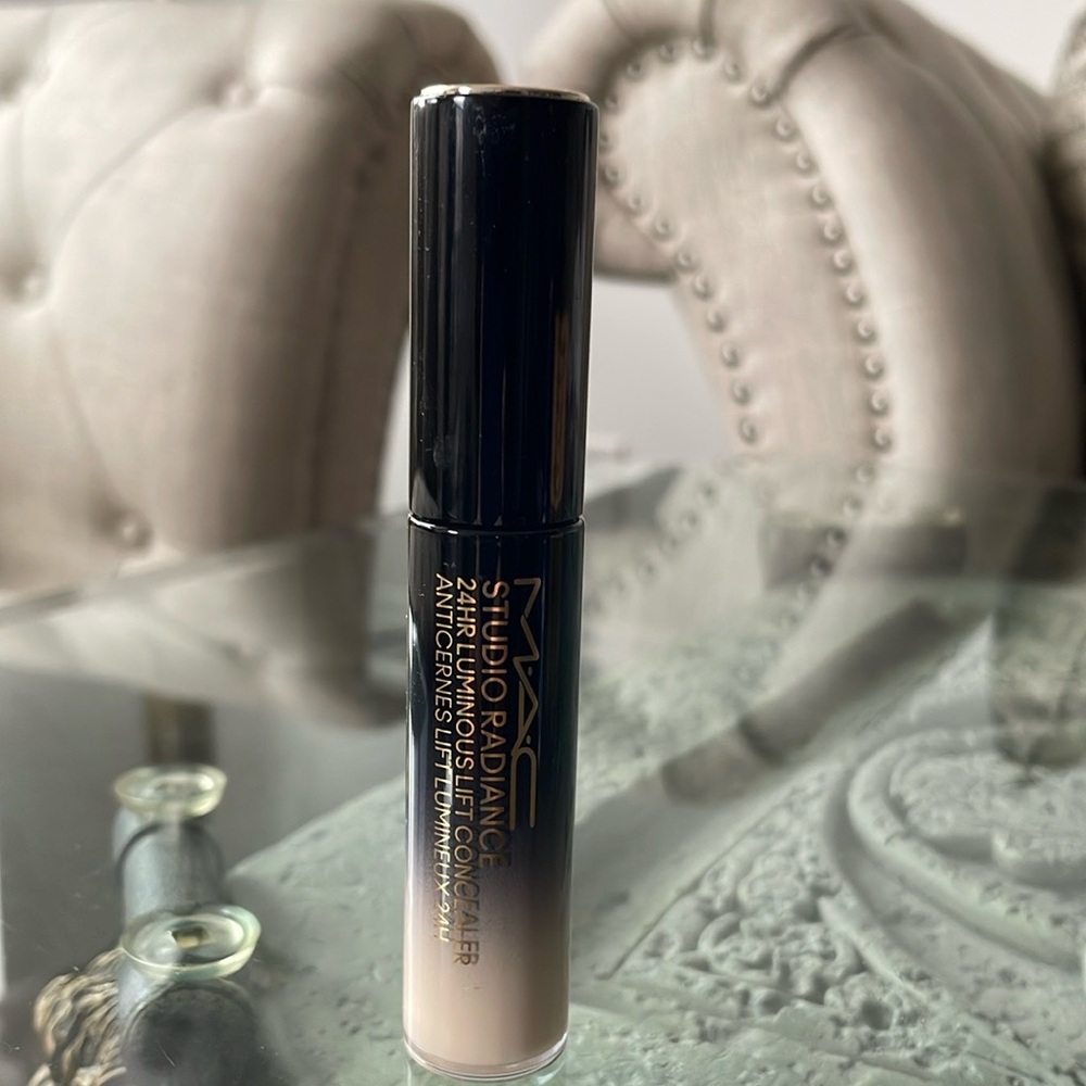 MAC Studio Radiance 24 HR Luminous Lift Concealer in NW11